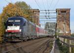 ES 64 U2-067 kommt mit Autoreisezug von der K�lner S�dbr�cke am 29.10.2010