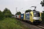ES 64 U2 025 mit einem Containerzug am 27.07.2010 in Hannover Limmer.