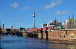 182 013-3 mit dem RE 18115 nach Frankfurt(Oder) am 30.12.2012 an der Jannowitzbr�cke.