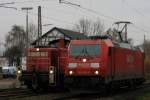 Aufgrund von ungeplanten Streckenarbeiten im Raum Abzweig Anger musste die 294 793-5 und die 185 308-4 am 17.11.2010 in Ratingen Lintof warten.