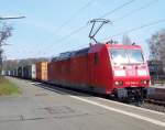 DB 185 048-6 f�hrt mit einen Containerzug durch Uelzen (13.04.10)