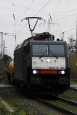 189 985/ ES 64 F4-085 kommt mit einem gemischten G�terzug am 17.11.2010 durch Ratingen Lintorf