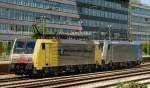 ES 64 F4-002 + 186 287-9, aufgenommen am 16.06.12, bei der Durchfahrt durch den Heimeranplatz.