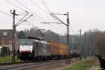 Mit einen Containerzug wird die ES64 F4-090 in K�rze den Bahnhof Venlo erreichen.