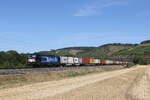 193 608 von  BoxXpress2 mit einem Containerzug aus Gem�nden kommend am 8.