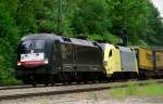 ES 64 U2-033 + ES 64 U2-012, aufgenommen am 01.06.10, bei der Durchfahrt durch A�ling.