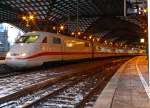Ein ICE 1 in K�ln Hbf an Gleis 3 am 03.12.2010