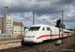 Ein dramatischer Himmel und ein ICE401 wird am 01.04.2010 sch�n in Szene gesetzt in Frankfurt S�d.