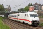 Der ICE2 402 034-8 mit offener Kuppelklappe und fehlender seiten verkleidung in Wuppertal Steinbeck am 27,05,10