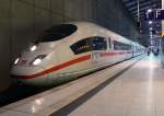 Ein ICE 3 im Bahnhof  K�ln/Bonn-Flughafen  an Gleis 1 am 02.11.2010