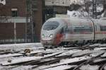ICE 403 054-0 (Frauenfu�ball-ICE) bei der Einfahrt in K�ln-Hbf am 27.12.2010.