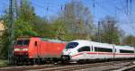 Die 185 002-3 und einer von drei ICE-3 Garnituren treffen sich am 23.04.2010 in Frankfurt Griesheim