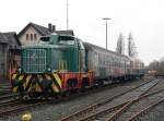 Die Henschel Diesellok des Rheinischen Industriebahnmuseums K�ln (im ehem BW K�ln Nippes) bei der Bereitstellung der Wagen 6 & 7 f�r den Christkind Express, den die Siegener 52 8134-0 im Auftrag der