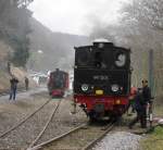 W�hrend 99 7203 Wasser tankt,wartet der kleine B-Kuppler namens  Franzburg  mit seinem vierachser auf die Freigabe der Strecke.Brohltalbahn am 3.4.10.