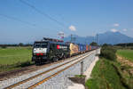 189 211 von  SBB Cargo  und 193 777 von  Locomotion  mit einem Containerzug am 29.
