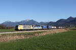 189 902 und 6193 146 von  LOKOMOTION  aus Salzburg kommend am 8. April 2026 bei Bernau am Chiemsee.