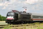 ES 64 U2-072, aufgenommen am 13.06.11, bei der Durchfahrt durch Gersthofen.
