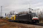 ES 64 U2-009, mit einer ausgewachsenen Metronom-Garnitur, aufgenommen bei der Ausfahrt aus A�ling, am 16.01.14.