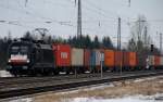 ES 64 U2-009, aufgenommen am 20.02.10, bei der Durchfahrt mit einem Containerzug durch Gersthofen, Strecke Donauw�rth-Augsburg.