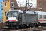Die ES 64 U2-017 (182 517) bei der Einfahrt in K�ln Hbf am 28,02,10