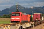 152 165-7 etwas verdeckt von einem entgegenkommenden G�terzug bei Bernau am Chiemsee, am 9.