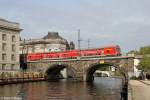 Der Airport-Express Sch�nefeld in Berlin-Hackescher Markt vom Ufer des James-Simon-Park am 16.08.2013