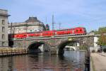 Ein RE geschoben von 182 004-2 in Berlin-Hackescher Markt vom Ufer des James-Simon-Park am 18,08,12