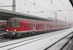 Ein Karlsruher Steuerwagen mit N-Wagenpark am RB48, geschoben von 111 015-4 im verschneiten K�ln Messe/Deutz am 07.12.2012