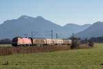1116 139-7  Johann  mit einem G�terzug aus Salzburg kommend bei Bernau am Chiemse.