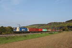 187 326 der  Wiener Lokalbahn Cargo  mit einem Containerzug aus Gem�nden kommend am 12. Oktober 2022 bei Himmelstadt am Main.