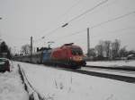 1116 250-0 durchf�hrt soeben den Bahnhof von �bersee in Richtung  Salzburg.