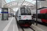 Der Triebwagen des Jubil�ums-Railjets im �berdachten Bereich des umgebauten Salzburger Haupbahnhofs am 13.Juli 2012.