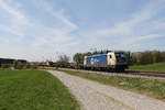 187 323 der  Wiener Lokalbahn Cargo  war am 15. April 2020 bei Grabenst�tt im Chiemgau mit einem Containerzug in Richtung Salzburg unterwegs.