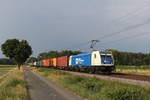 187 324 der  Wiener Local Bahn  mit einem Containerzug am 27. Juni 2020 bei D�rverden.